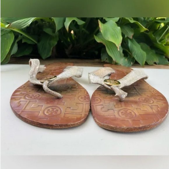 Tory Burch silver with gold tone TB logo women’s sandals size 8.5-9 - Picture 5 of 9